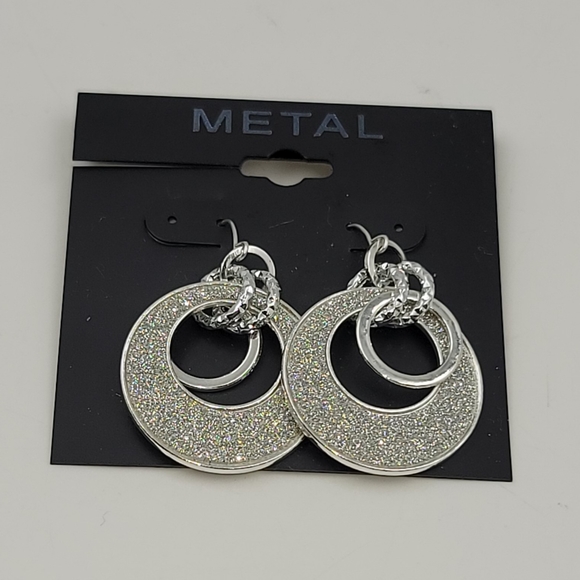 Fashion silver tone hammered earrings - Picture 3 of 5